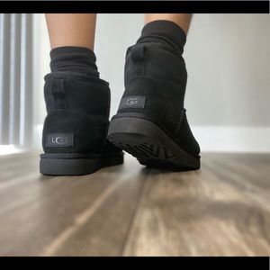 Classic Ugg Mini in Black Size 8